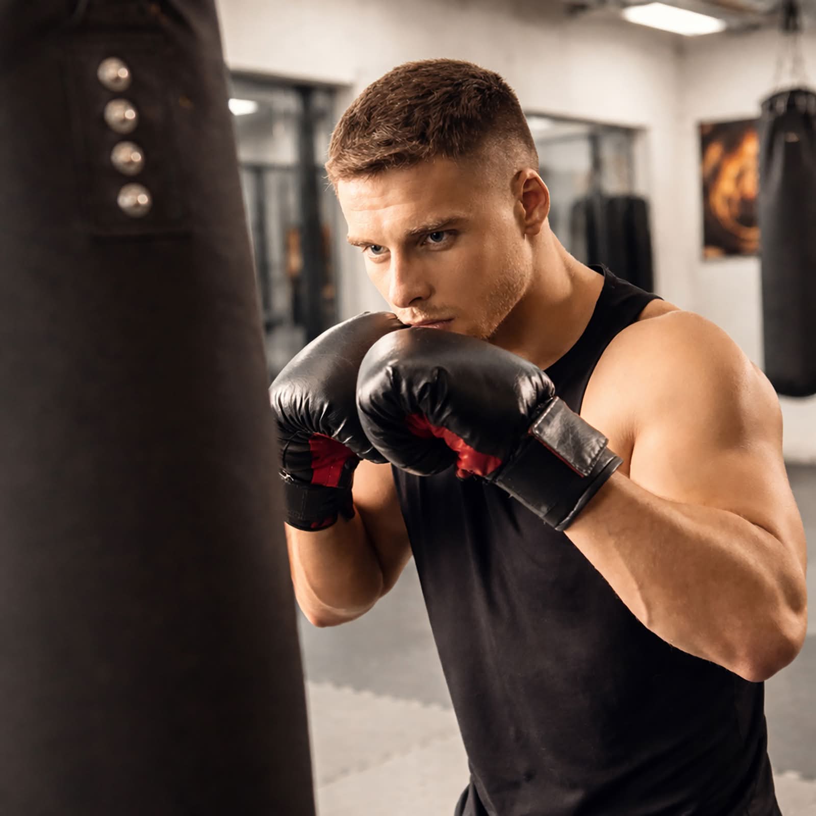 Fitness-Boxen am Sandsack – Schlagkombination im Fitness-Kickboxen-Kurs Fitness-Boxen am Sandsack – Schlagkombination im Fitness-Kickboxen-Kurs