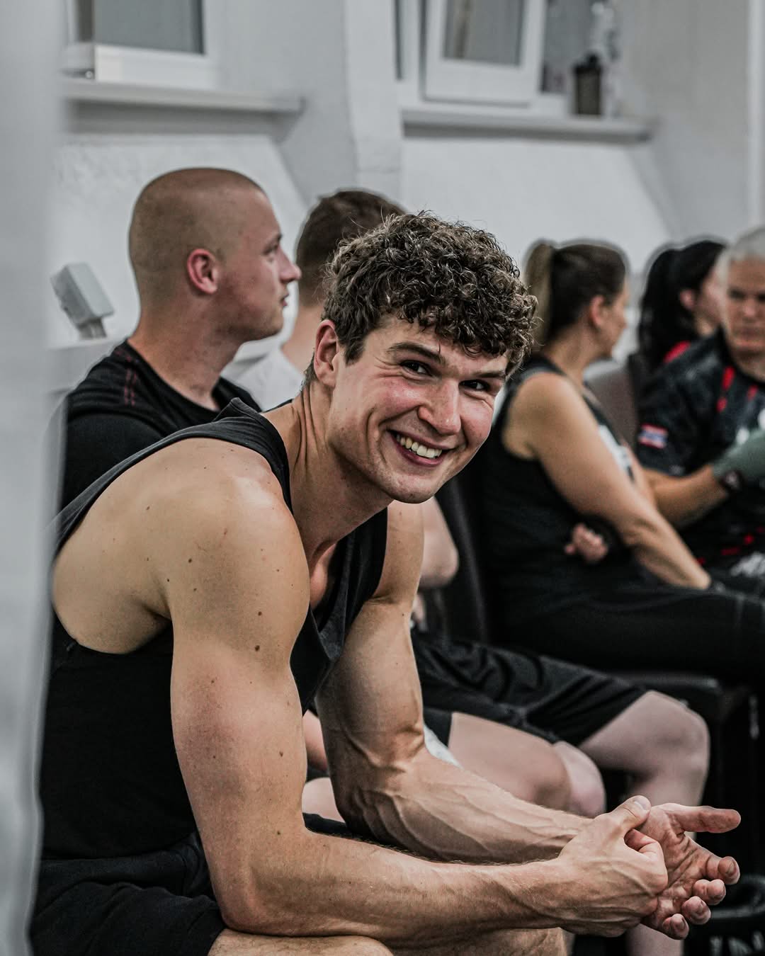 Trainingsgruppe mit Coach bei GYMRAY