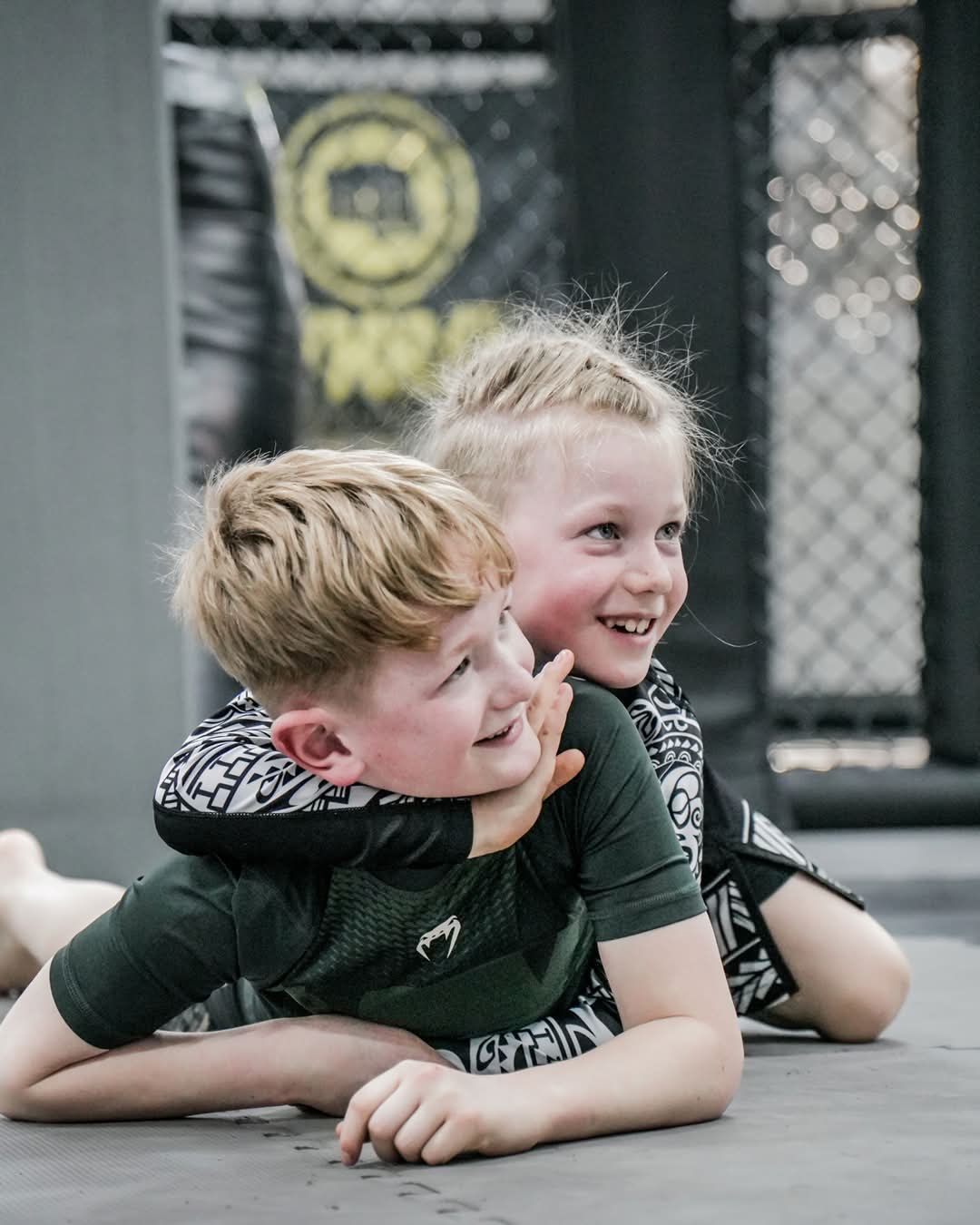 Kinder-BJJ bei GYMRAY Bamberg: Zwei Kinder beim spielerischen Grappling auf der Matte.