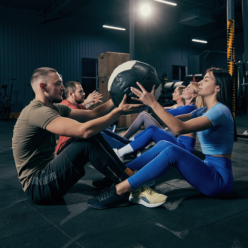 Fitnesskurs in Bamberg – Partnerübung mit Medizinball im Zirkeltraining