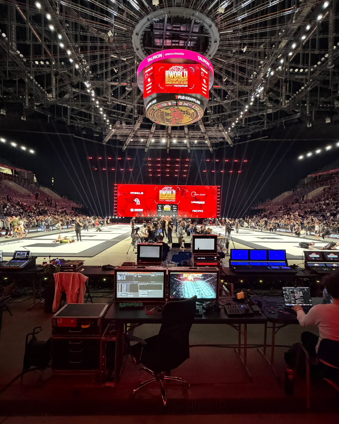 Blick in die TAURON Arena Krakau mit Wettkampfflächen, Videowürfel und Bühne bei der ADCC Amateur World Championship 2026