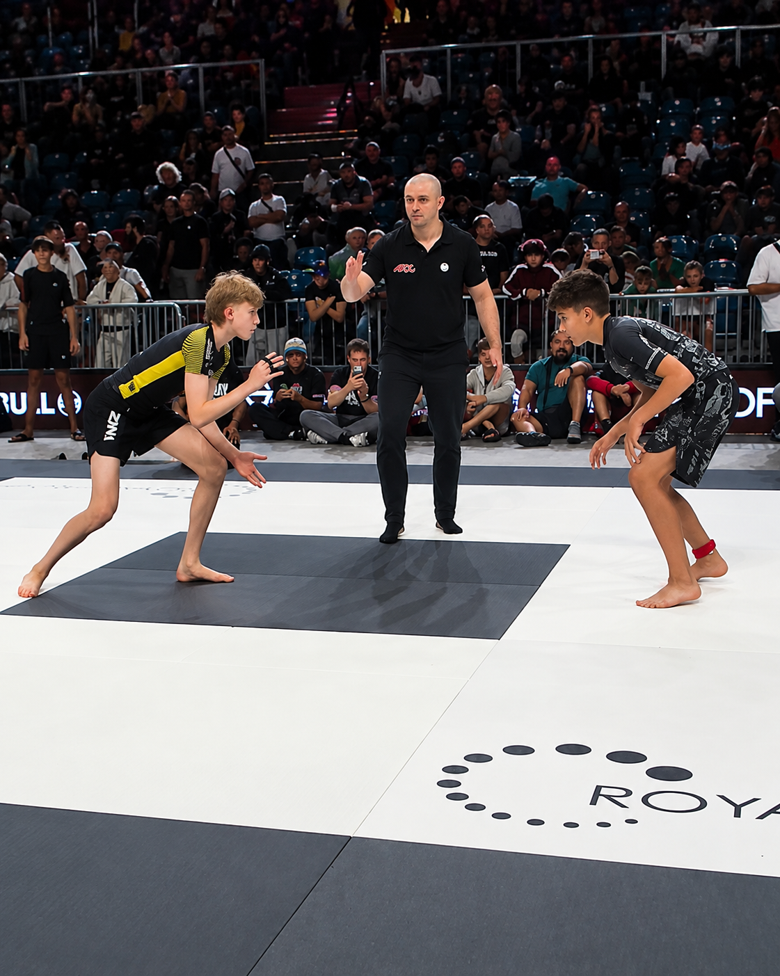 Lenny Arend von GYMRAY Bamberg in Kampfstellung gegenüber seinem Gegner, dazwischen der Ringrichter, bei der ADCC Amateur-WM 2026 in der TAURON Arena Krakau